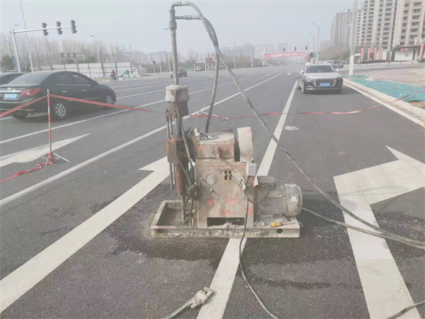 白碱滩公路路面下沉沉降开裂注浆加固施工